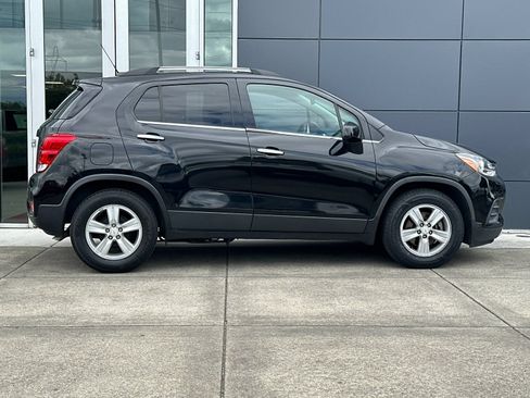 Used 2019 Chevrolet Trax LT w/ LT Convenience Package FWD image 2