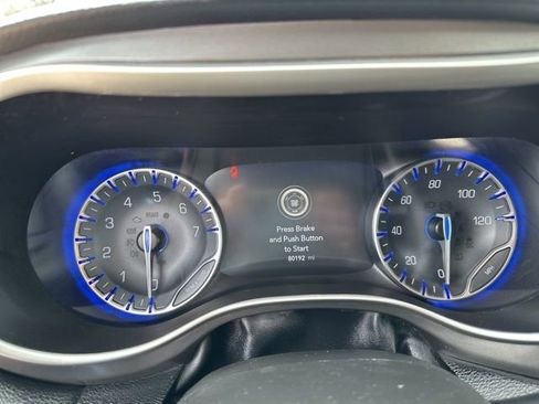 Used 2023 Chrysler Pacifica Touring-L FWD image 13