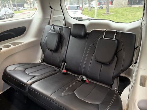 Used 2024 Chrysler Pacifica Select image 30