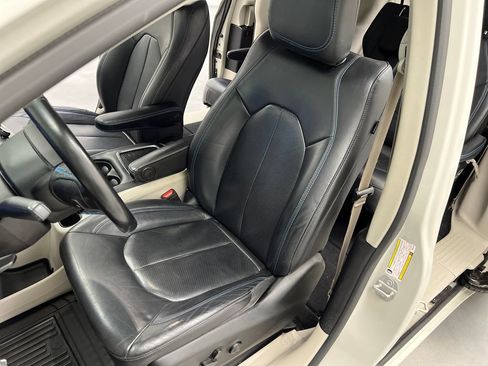 Used 2021 Chrysler Pacifica Touring-L FWD image 11