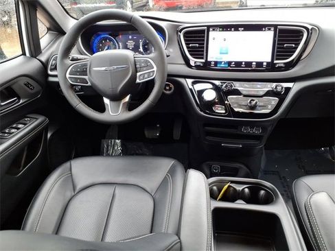 Used 2025 Chrysler Pacifica Select image 5