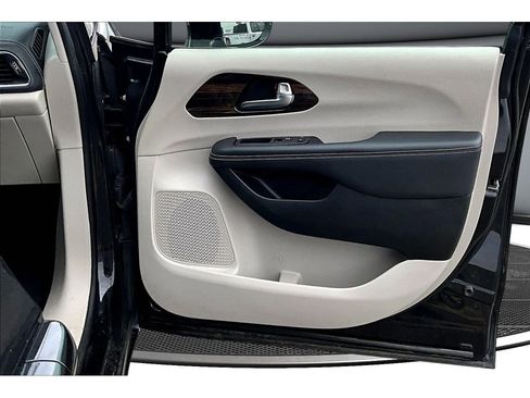 Used 2023 Chrysler Pacifica Limited FWD image 20
