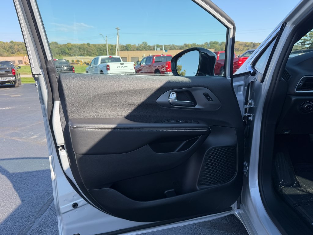 Used 2026 Chrysler Pacifica Select FWD image 15