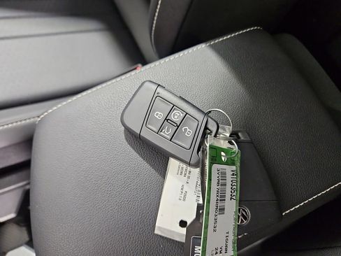 Certified 2024 Volkswagen Tiguan SE w/ Panoramic Sunroof Package image 32