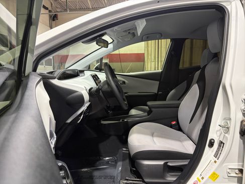 Used 2022 Toyota Prius LE AWD/4WD image 11