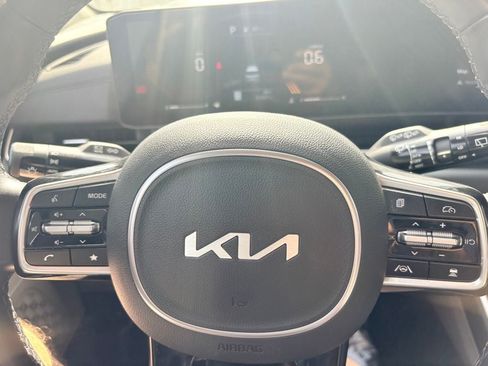Used 2025 Kia Carnival FWD image 18