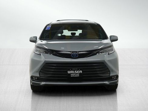 Used 2025 Toyota Sienna XSE image 8