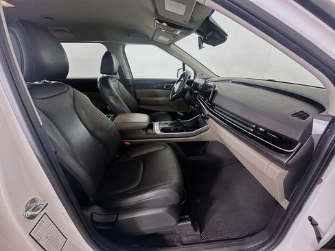Used 2025 Kia Carnival FWD image 33