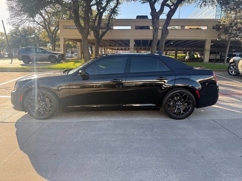 Used 2019 Chrysler 300 S image 3