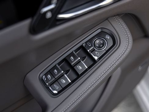 Certified 2025 Porsche Macan AWD/4WD image 23
