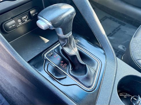 Used 2017 Kia Niro EX FWD image 16