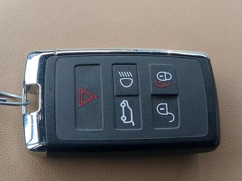 Used 2025 Land Rover Defender 110 X-Dynamic SE AWD/4WD image 34