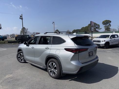 Used 2024 Toyota Highlander XLE image 3