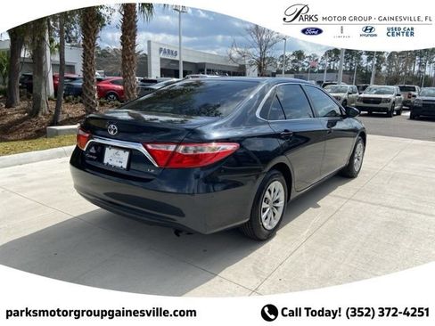 Used 2017 Toyota Camry LE image 4