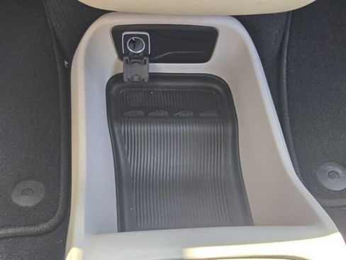 Used 2022 Chrysler Voyager LX FWD image 24