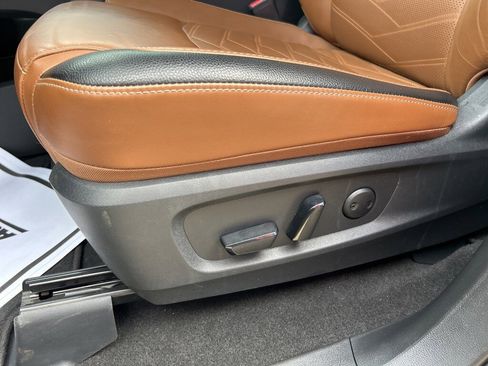 Used 2024 Nissan Pathfinder Platinum image 30