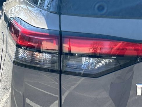 Used 2024 Nissan Pathfinder Platinum image 12