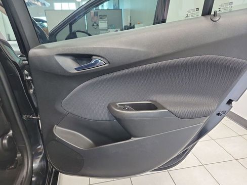 Used 2017 Chevrolet Cruze LT FWD image 18