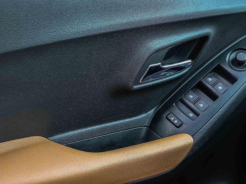 Used 2017 Chevrolet Trax LT w/ LT Convenience Package image 14