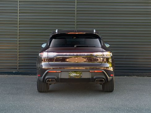 Certified 2022 Porsche Macan AWD/4WD image 7