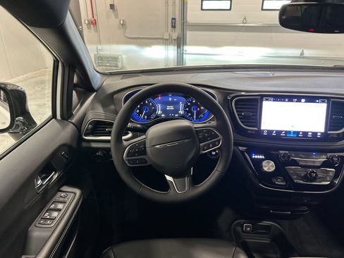 New 2027 Chrysler Pacifica Select FWD image 29