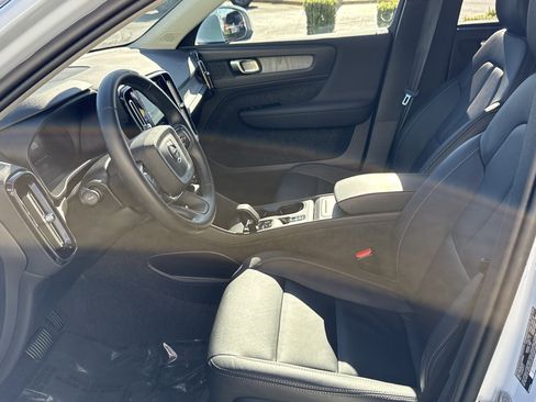 Used 2025 Volvo XC40 B5 Core image 16