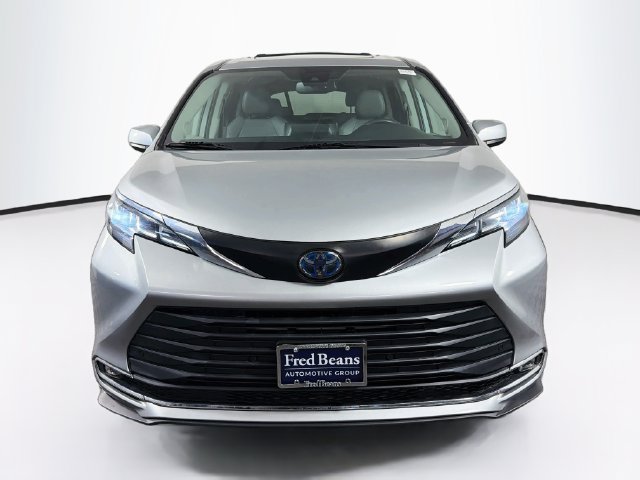 Used 2022 Toyota Sienna XLE w/ XLE Plus Package FWD image 2