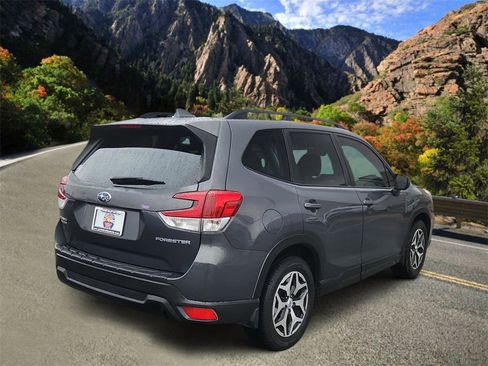 Used 2020 Subaru Forester Premium image 3