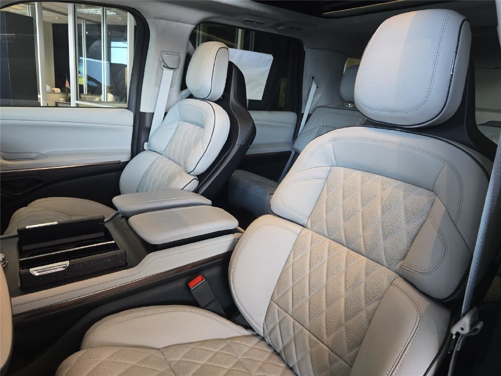 New 2027 Lincoln Navigator Black Label w/ Black Label Special Edition RWD image 16