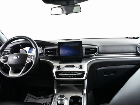 Used 2022 Ford Explorer XLT w/ Equipment Group 202A image 7