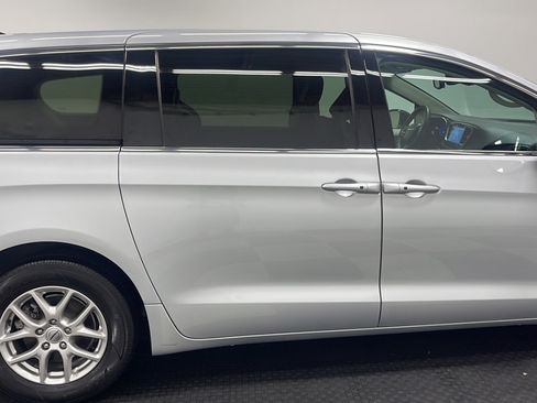 Used 2024 Chrysler Pacifica Touring-L FWD image 21