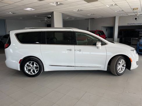 Used 2020 Chrysler Pacifica Limited image 10