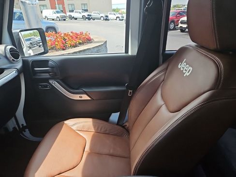 Used 2017 Jeep Wrangler Unlimited Sahara w/ Connectivity Group AWD/4WD image 21