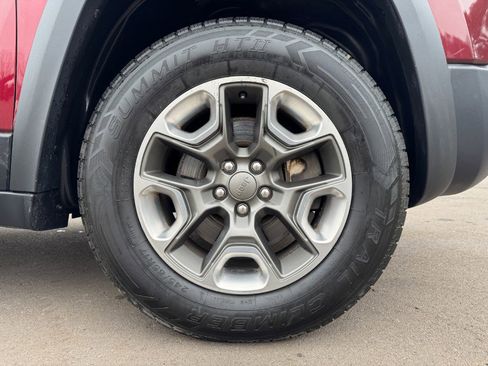 Used 2019 Jeep Cherokee Trailhawk image 13