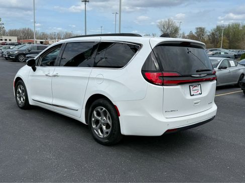Used 2023 Chrysler Pacifica Limited FWD image 5