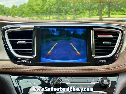 Used 2017 Chrysler Pacifica Limited FWD image 31