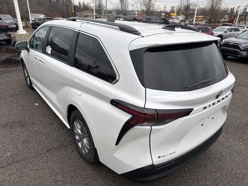 New 2026 Toyota Sienna XLE image 25