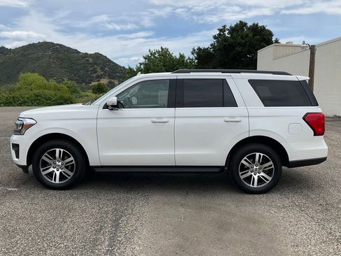 Used 2024 Ford Expedition XLT RWD image 3