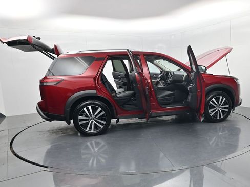 Used 2024 Nissan Pathfinder Platinum w/ Black Appearance Package AWD/4WD image 71