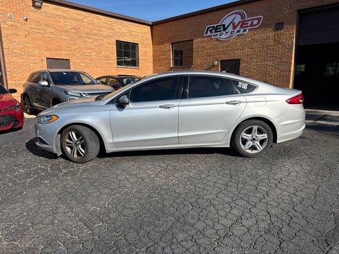 Used 2018 Ford Fusion SE w/ Fusion SE Technology Package FWD image 3