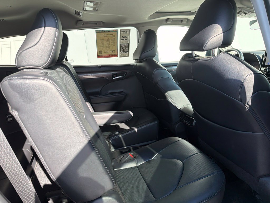 Used 2025 Toyota Highlander Limited AWD/4WD image 8