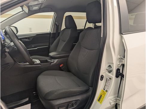 Used 2024 Toyota RAV4 XLE AWD/4WD image 7