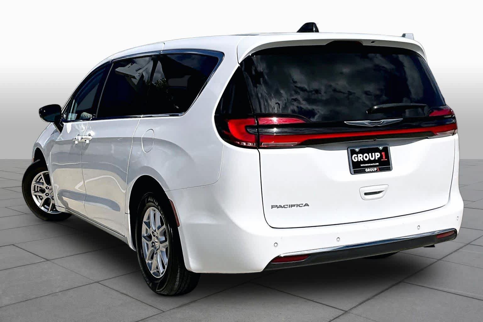 Used 2024 Chrysler Pacifica Touring-L FWD image 11