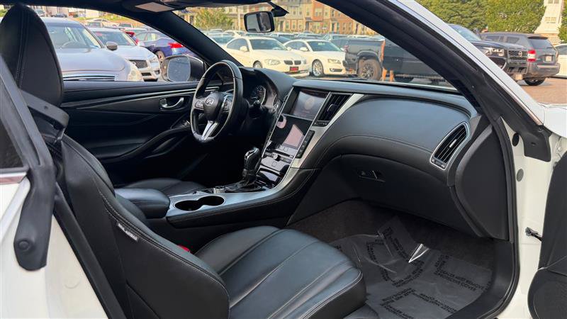 Used 2018 INFINITI Q60 2.0t w/ Moonroof Package RWD image 7