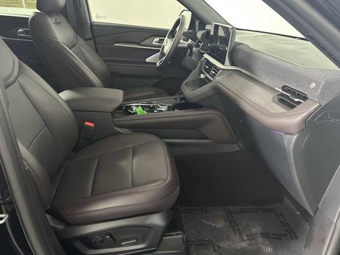 Used 2025 Ford Explorer Platinum RWD image 16