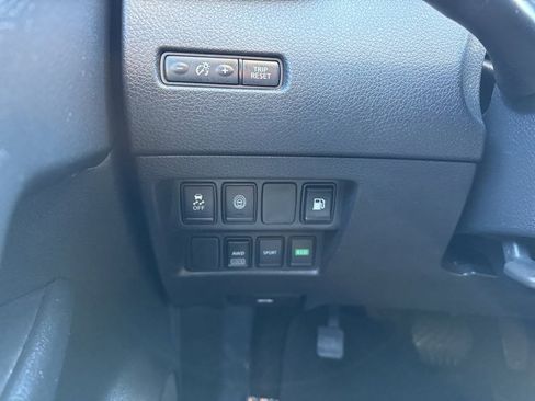 Used 2020 Nissan Rogue SV image 16