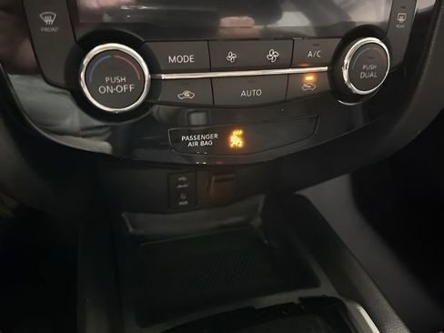 Used 2016 Nissan Rogue SV image 22