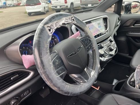 New 2026 Chrysler Pacifica Select image 14