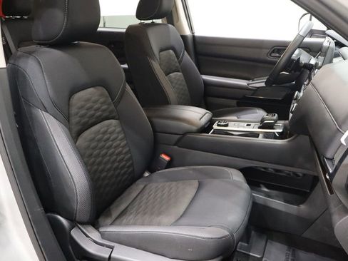 Used 2024 Nissan Pathfinder SV image 16