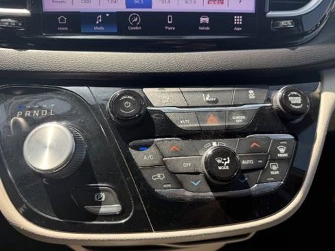 Used 2022 Chrysler Pacifica Touring-L FWD image 27
